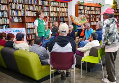 Adultos mayores participan en jornada de extensión bibliotecaria en la Biblioteca Pública Carmelina Soto Valencia